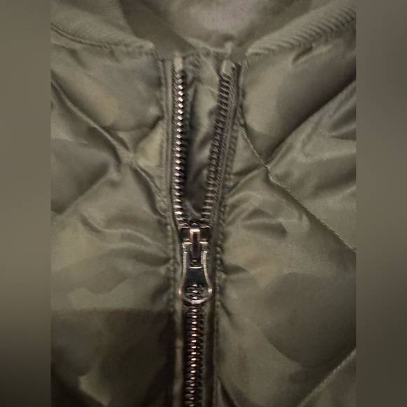 Alo Idol Bomber Jacket Full Zip Green Camo Puffer Down Size Small EUC - Picture 6 of 9